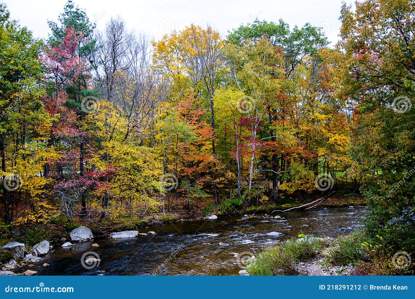 honeymoon bridge is a wooden covered bridge over the ellis river in jackson, new hampshire